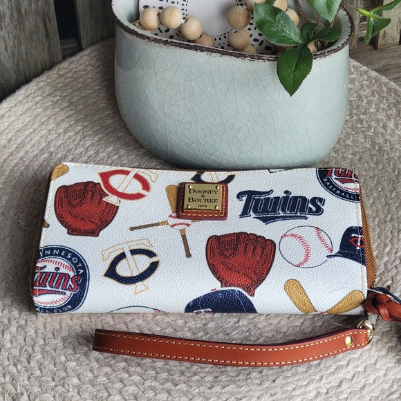 Dooney & Bourke Baseball Minnesota TWINS wristlet WHITE - Picture 11 of 11